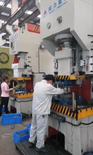 200噸液壓沖床客戶使用現(xiàn)場(chǎng)